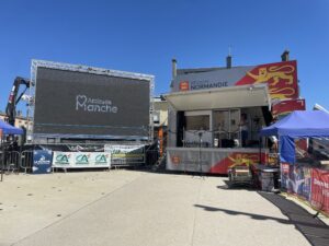 La place avec l'écran géant